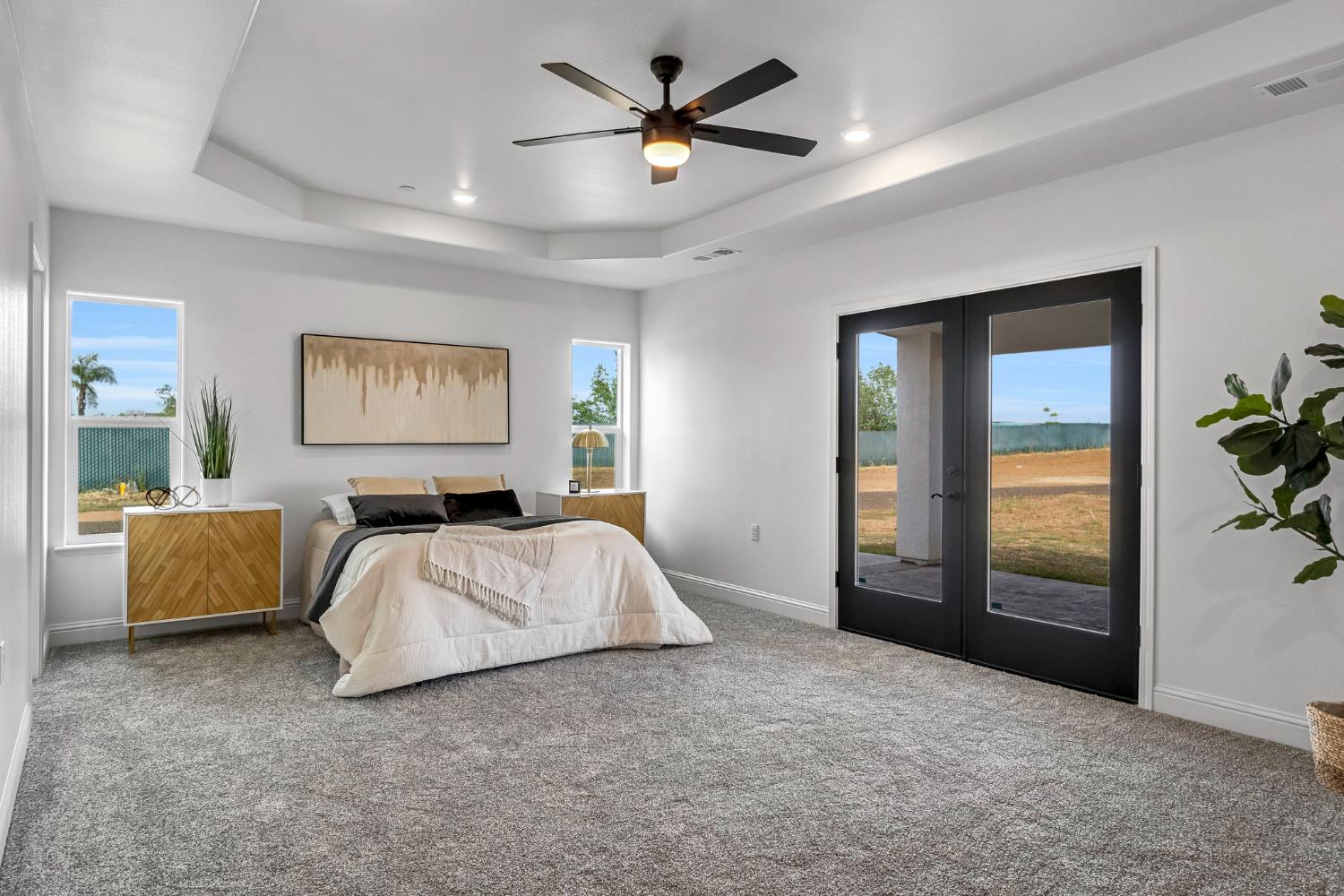 21035 Forest Glen Road Madera, CA 93638 - Photo 20 of 38 a bed room with a bed and a couch