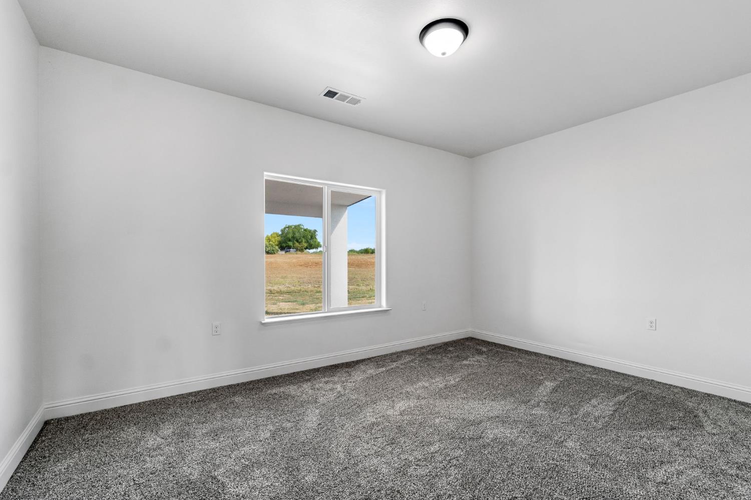 21035 Forest Glen Road Madera, CA 93638 - Photo 25 of 38 an empty room with a window