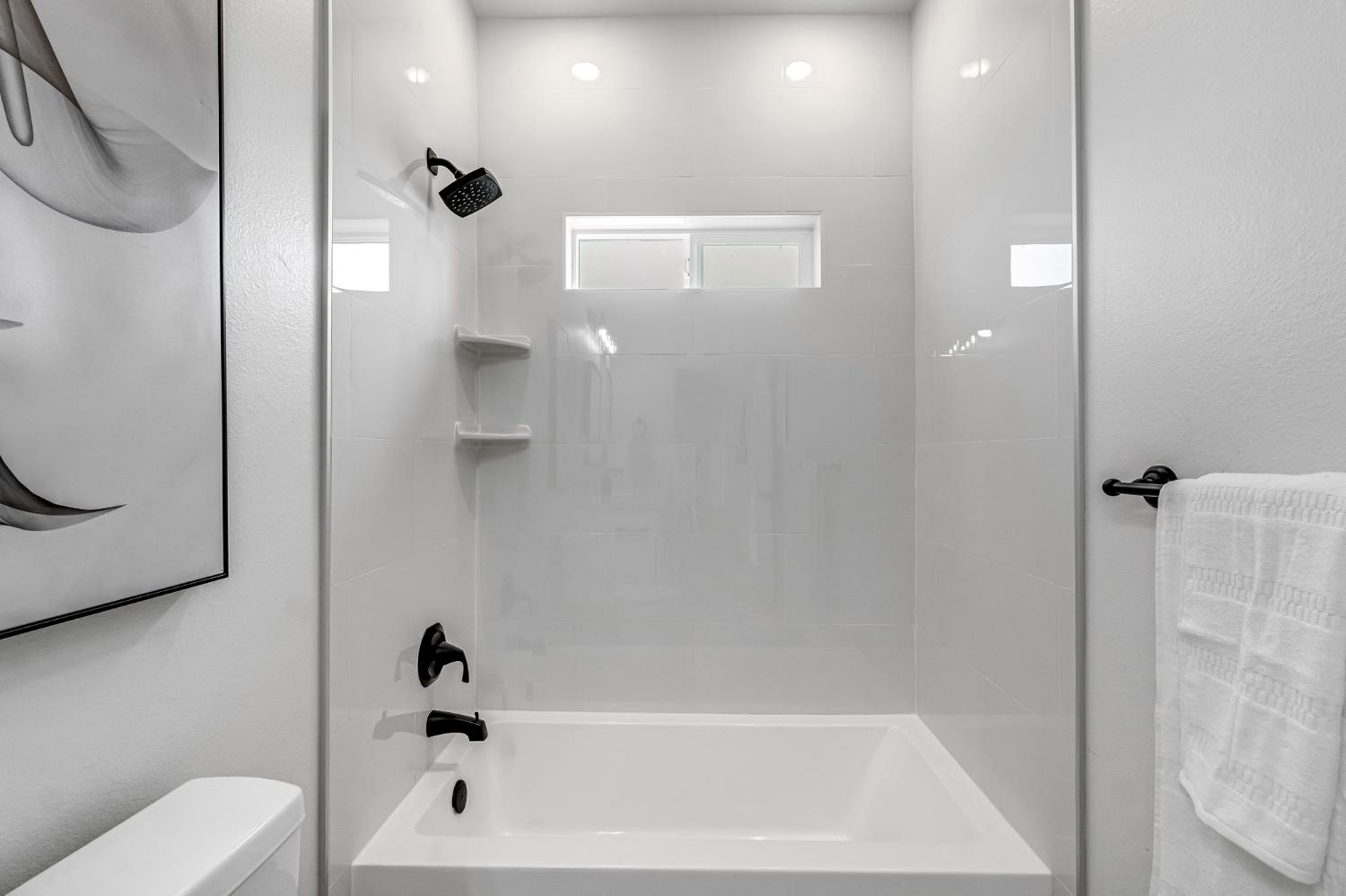 21035 Forest Glen Road Madera, CA 93638 - Photo 28 of 38 a bathroom with a bathtub and shower