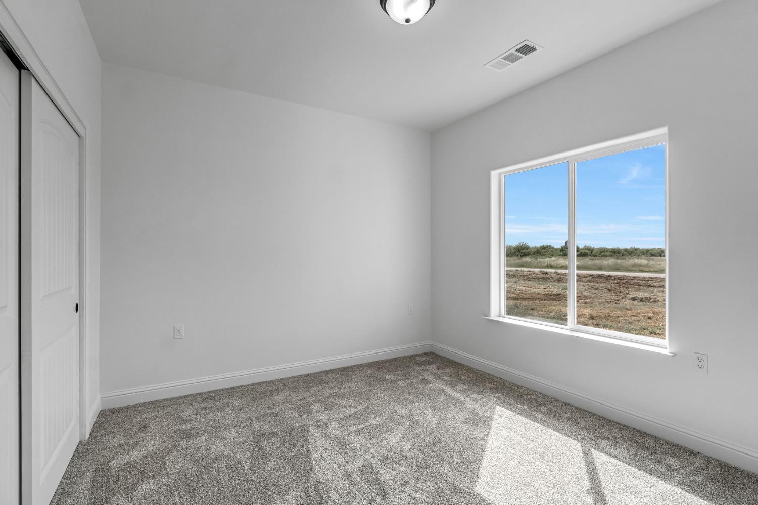 21035 Forest Glen Road Madera, CA 93638 - Photo 29 of 38 an empty room with a window