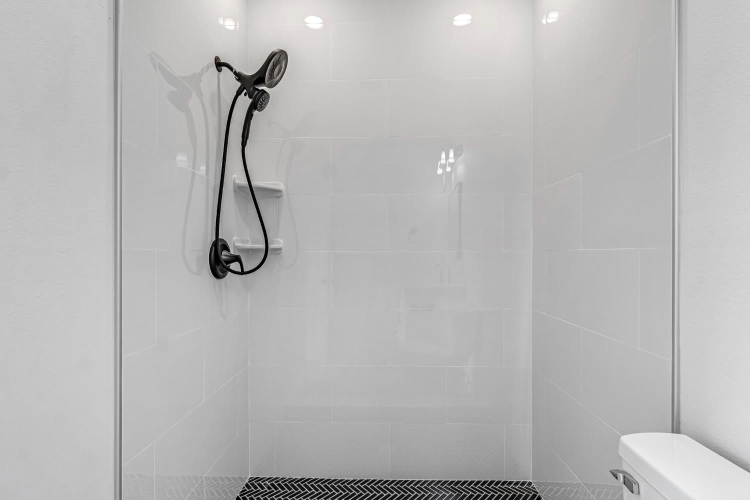 21035 Forest Glen Road Madera, CA 93638 - Photo 34 of 38 a bathroom with a shower and a toilet