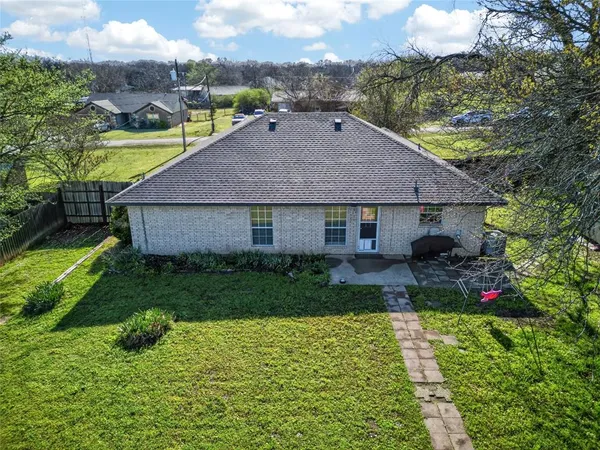 $295,000 | 420 Robert Drive, Springtown, TX 76082