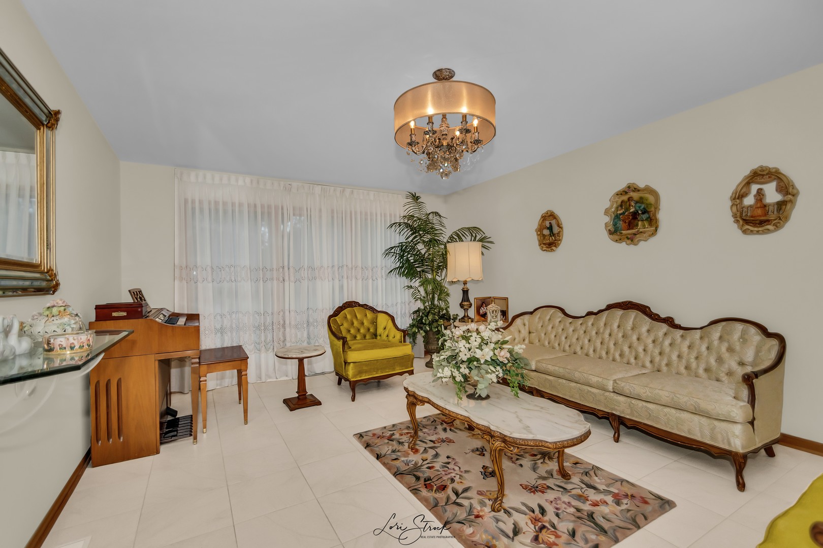 640 Ford Lane Bartlett, IL 60103 - Photo 22 of 46 a living room with furniture and a couch
