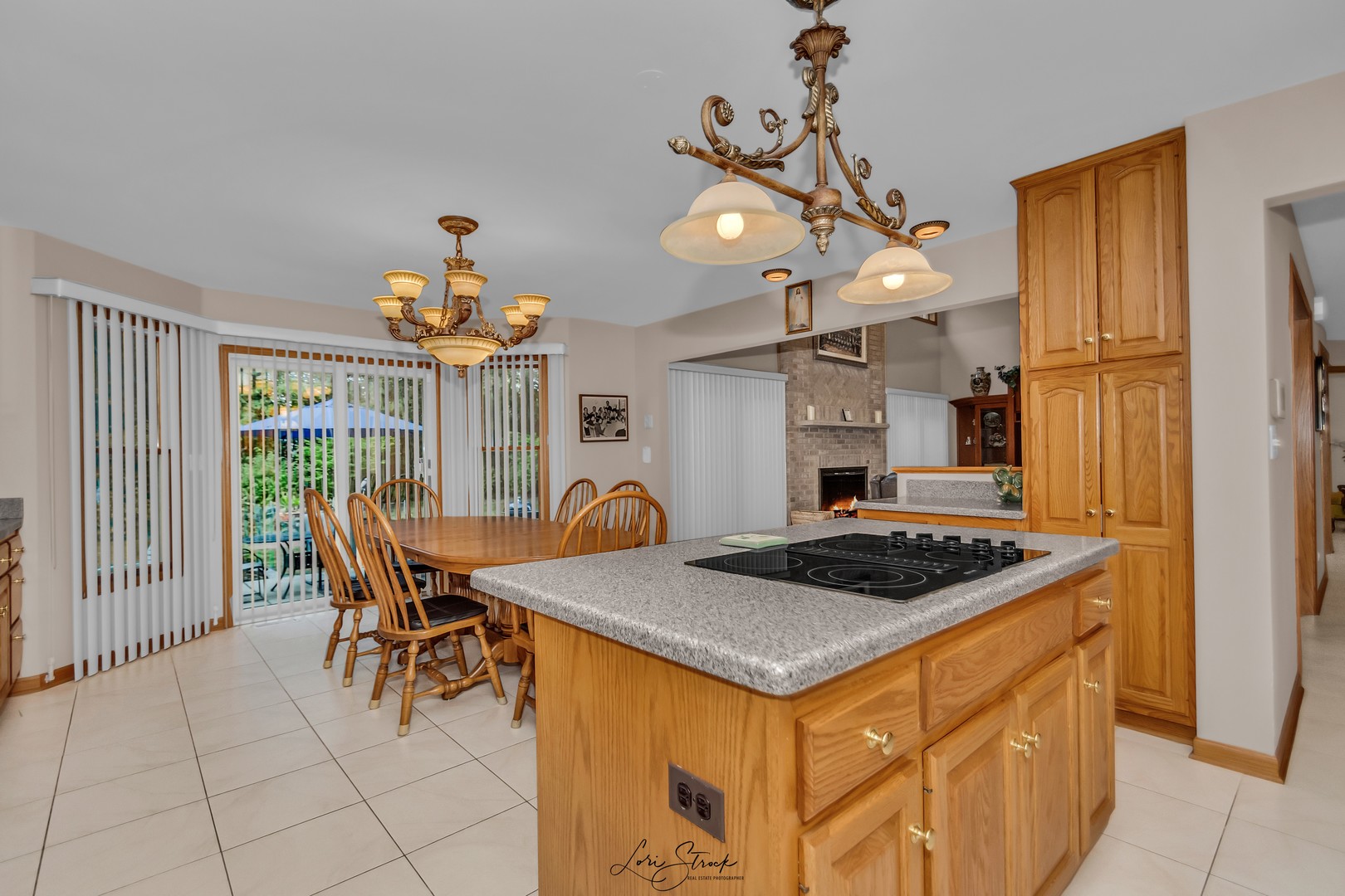 640 Ford Lane Bartlett, IL 60103 - Photo 27 of 46 a kitchen that has a table and chairs in it