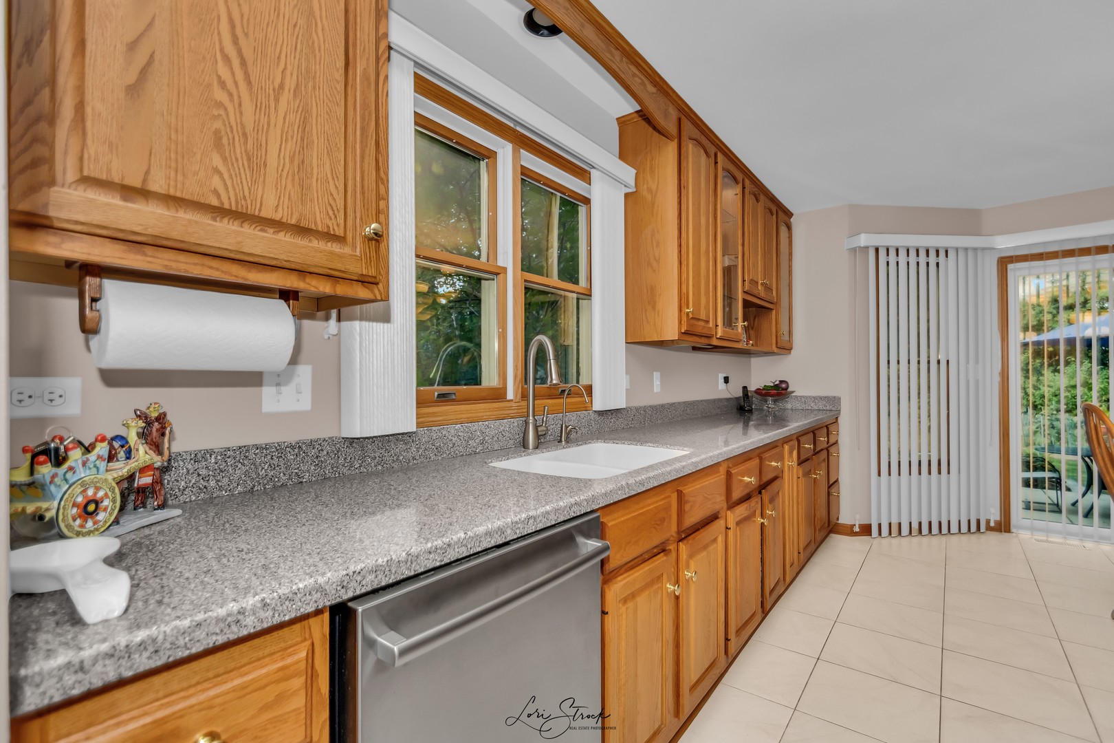 640 Ford Lane Bartlett, IL 60103 - Photo 28 of 46 a kitchen with granite countertop a sink stove and cabinets