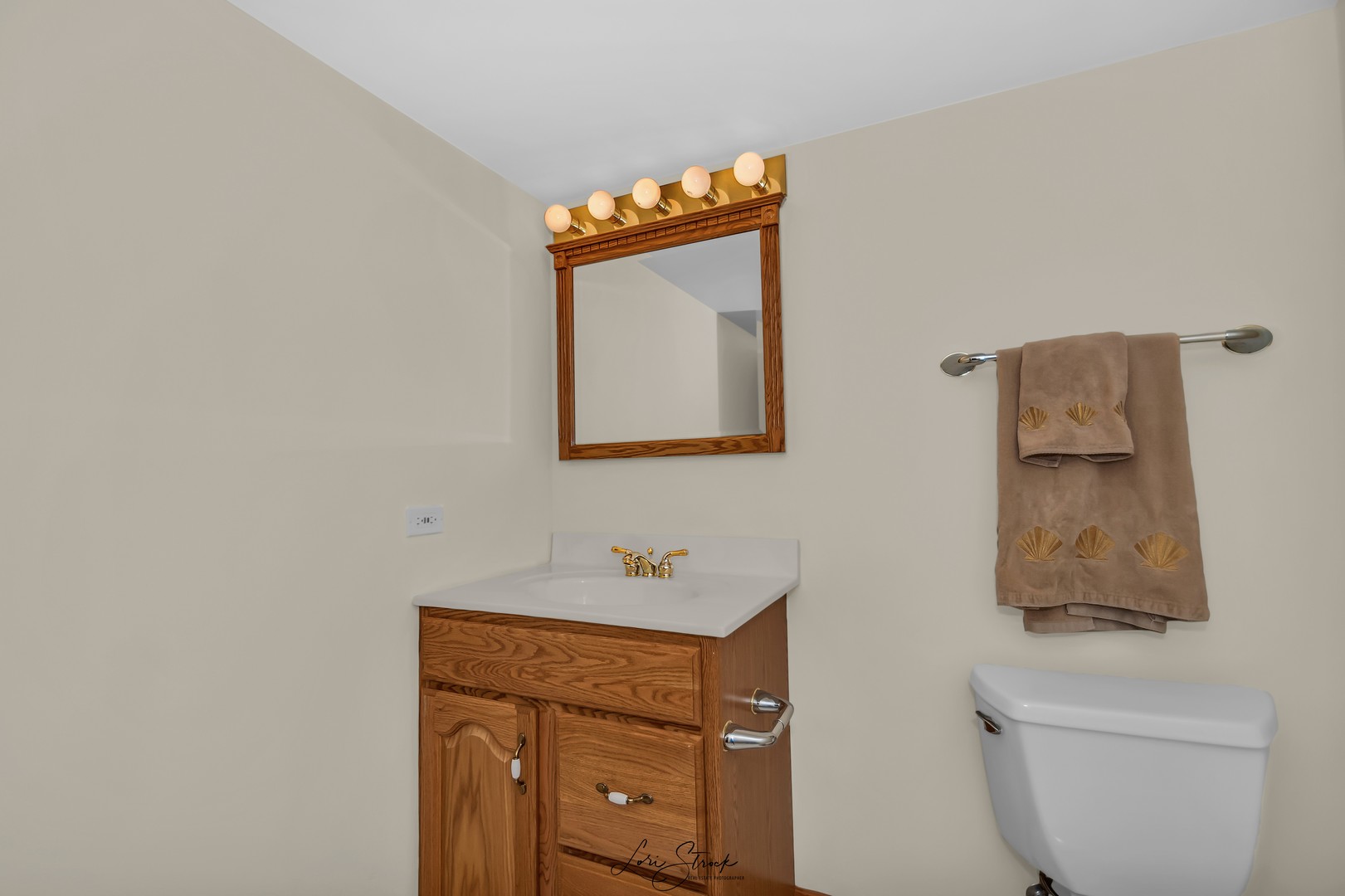 640 Ford Lane Bartlett, IL 60103 - Photo 46 of 46 a bathroom with a sink and a mirror