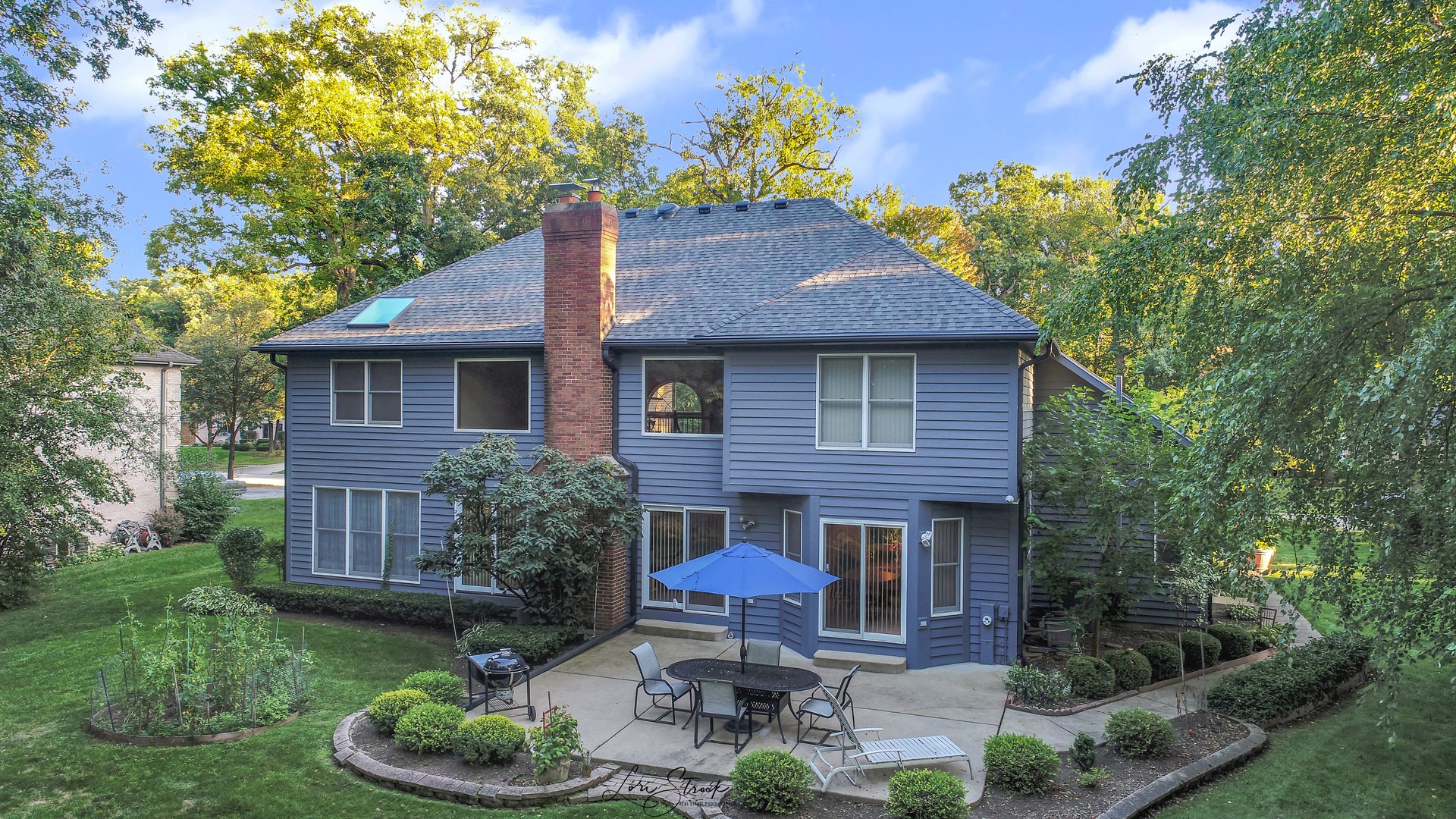 640 Ford Lane Bartlett, IL 60103 - Photo 7 of 46 a front view of a house with a garden and plants