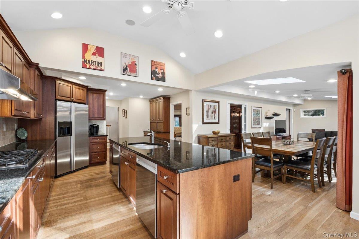 372 Fort Hill Road Scarsdale, NY 10583 - Photo 8 of 40 Gather around the kitchen island featuring two dishwashers