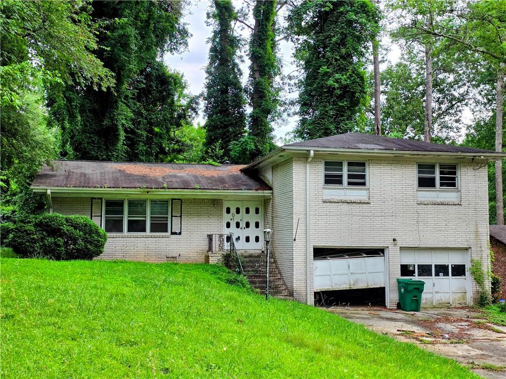 a view of a house with backyard