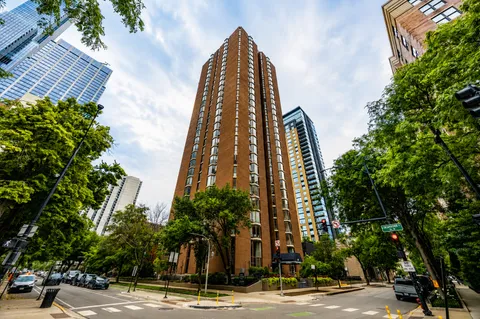 $2,237 | 55 West Chestnut Street, Unit 2106, Chicago, IL 60610