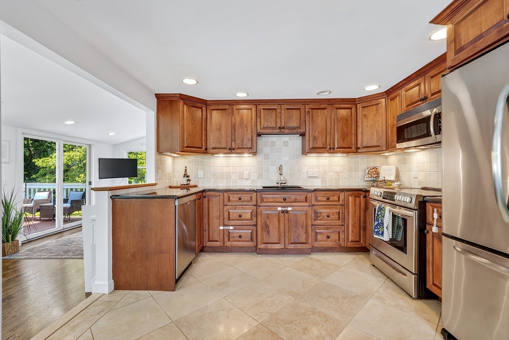 26 Brooksbie Road Bedford, MA 01730 - Photo 6 of 38