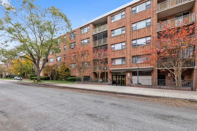 $349,999 | 100 Clinton Avenue, Unit 4M, Mineola, NY 11501