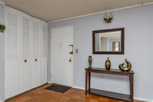 $349,999 | 100 Clinton Avenue, Unit 4M, Mineola, NY 11501