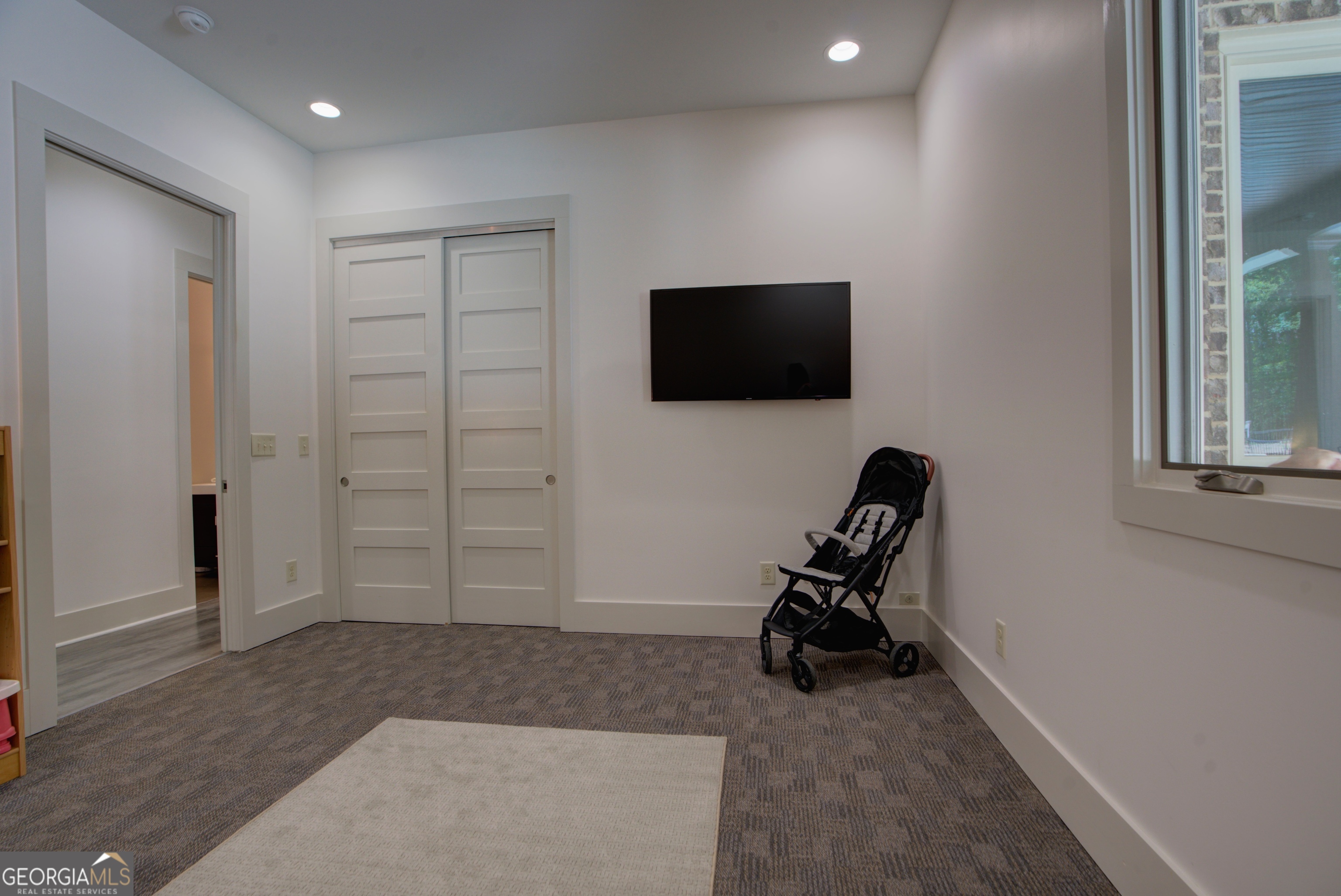 610 Kings Bridge Road Cave Spring, GA 30124 - Photo 28 of 72 a room with a chair and a flat screen tv