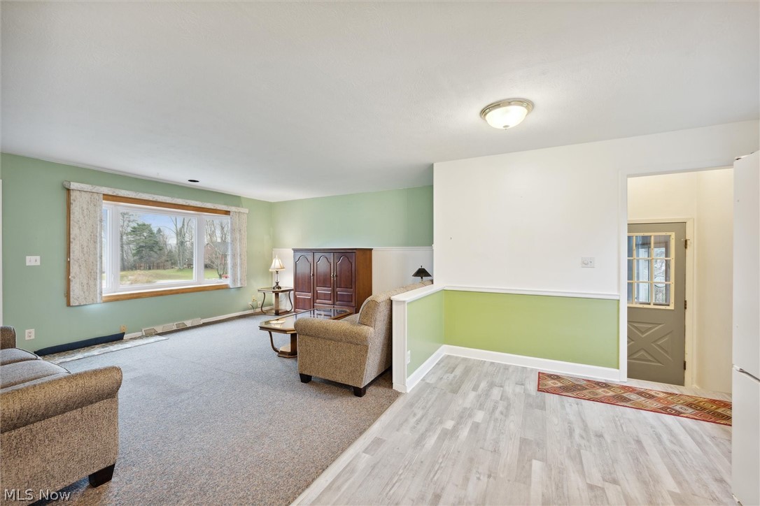9685 Venus Road Chardon, OH 44024 - Photo 7 of 30 Living Room