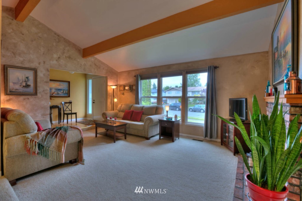 2014 Anacortes Avenue Northeast Renton, WA 98059 - Photo 3 of 20 Gallery Image 3