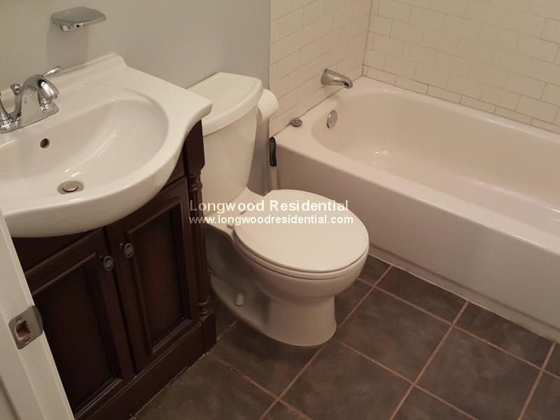 39 Pinckney Street, Unit 3 Somerville, MA 02145 - Photo 9 of 17 a bathroom with a sink toilet and a bathtub