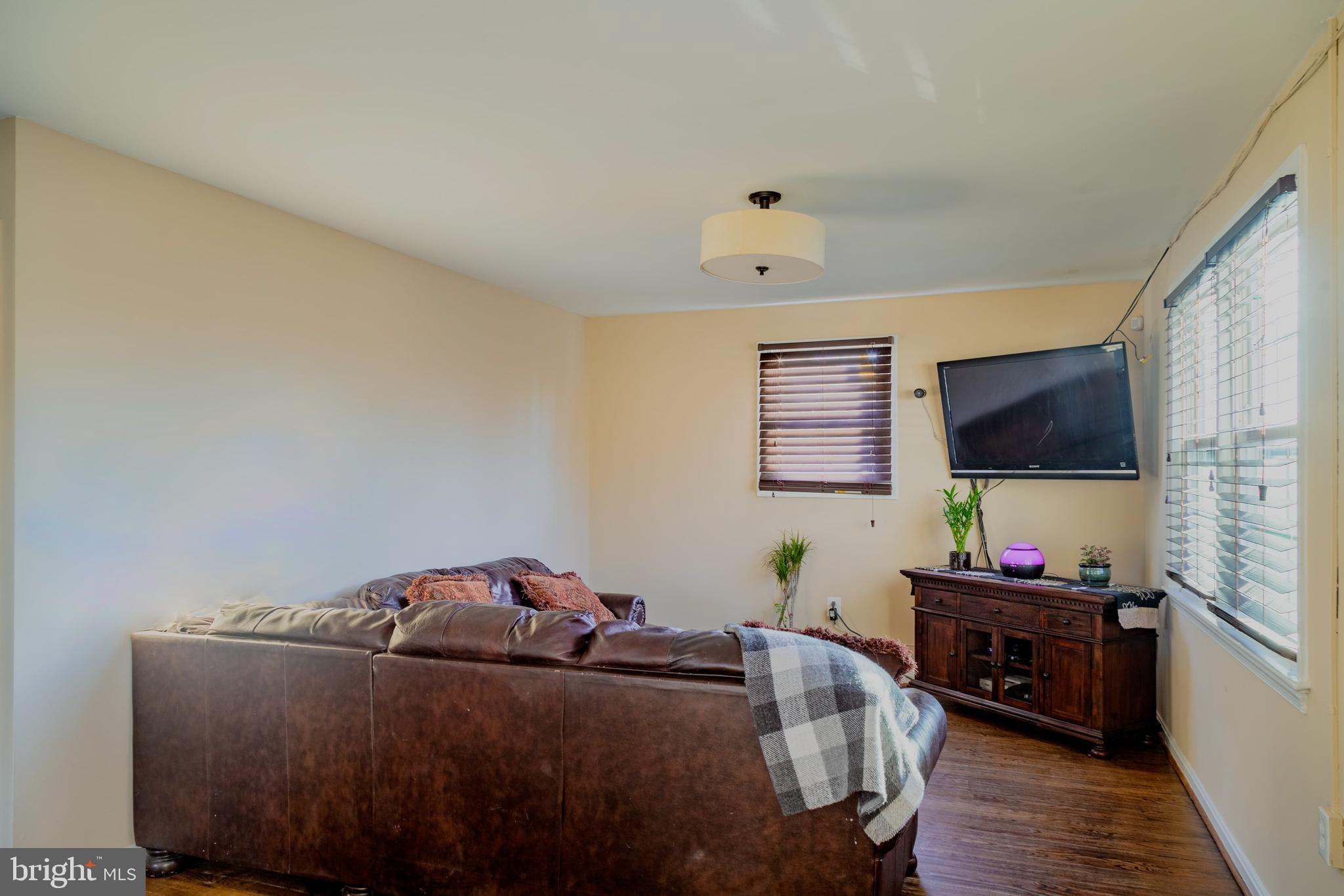 6207 Osborn Road Landover, MD 20785 - Photo 8 of 32 Living Room