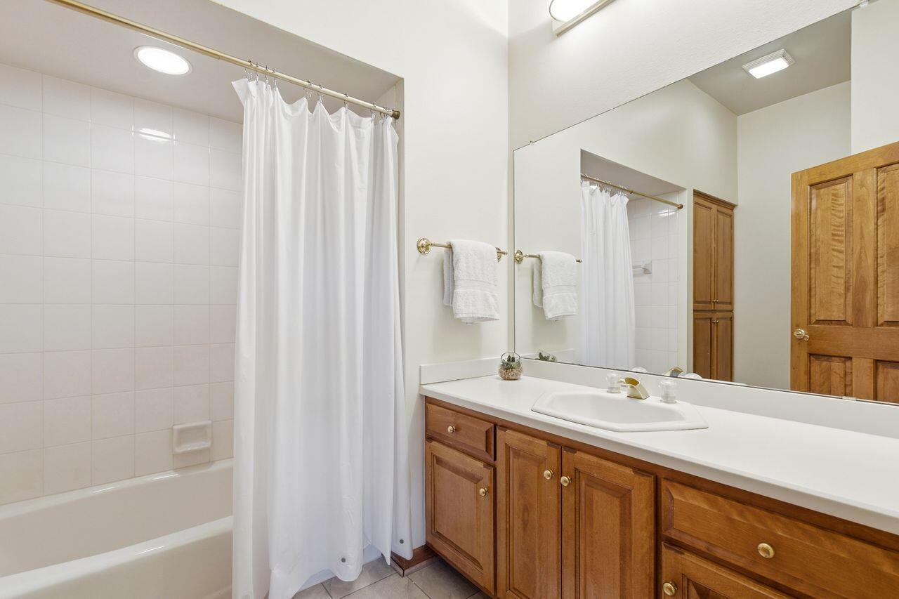 W291S5279 Ridgefield Road Genesee, WI 53189 - Photo 23 of 41 2nd Bathroom