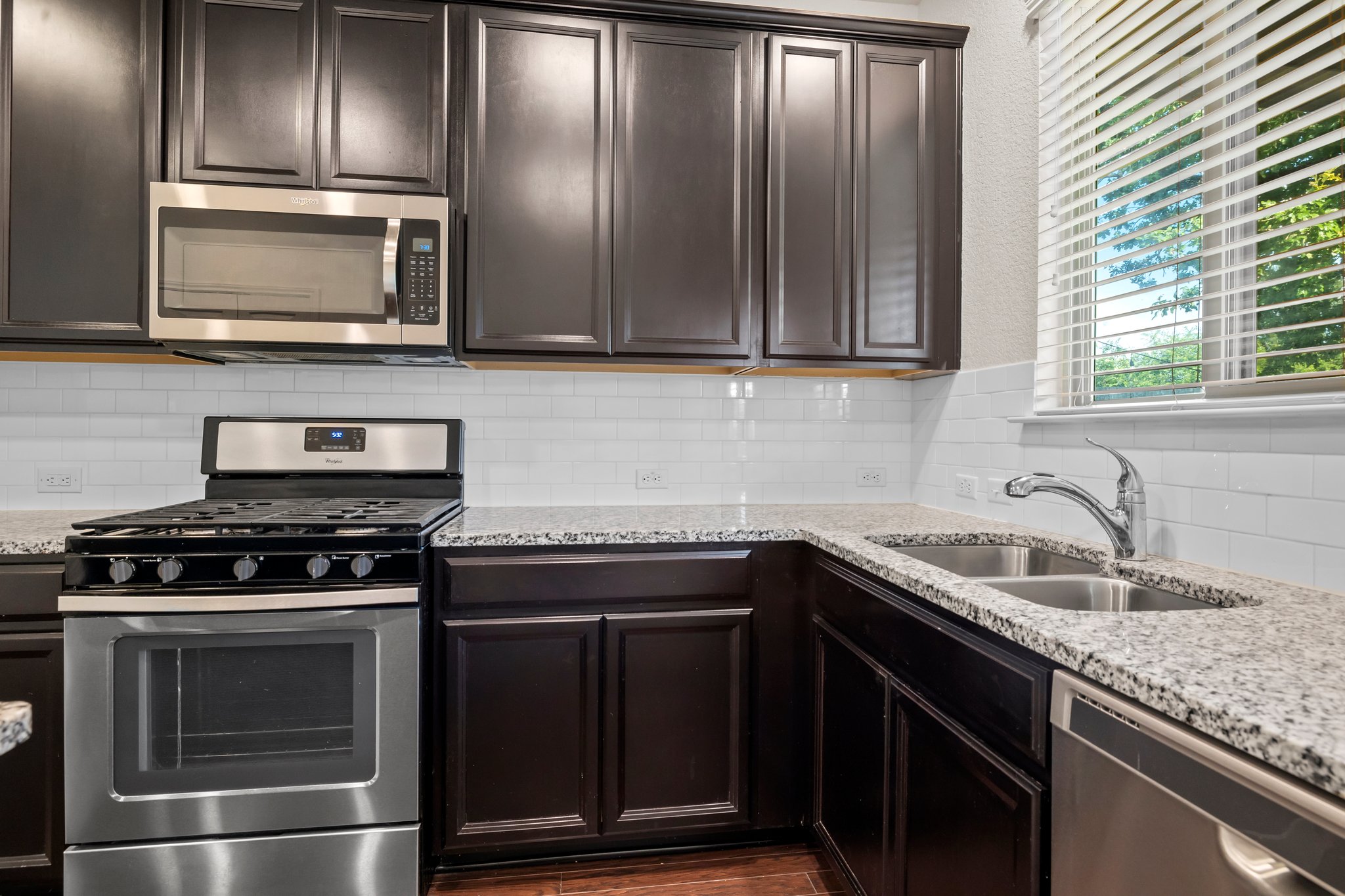 537 Bonnet Boulevard Georgetown, TX 78628 - Photo 11 of 25 Gas range.