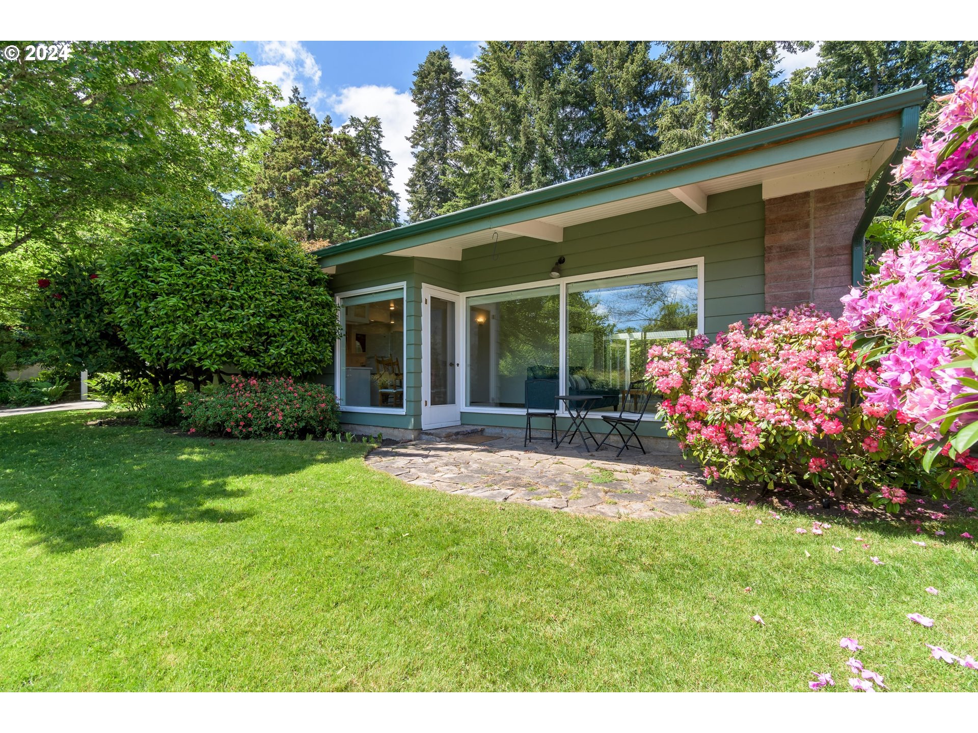 3430 View Lane Eugene, OR 97405 - Photo 41 of 48 a view of a house with garden