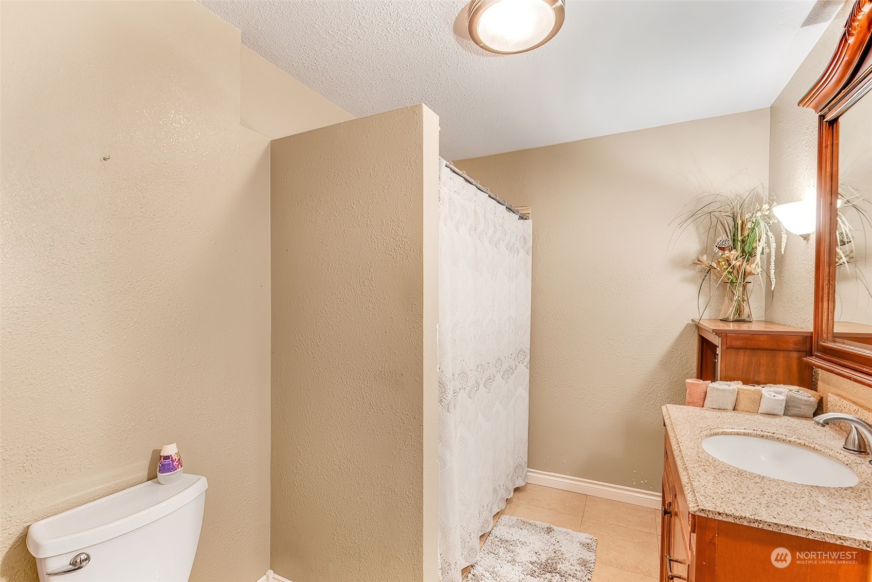 2320 West Castleman Street Longview, WA 98632 - Photo 18 of 36 a bathroom with a sink and a mirror