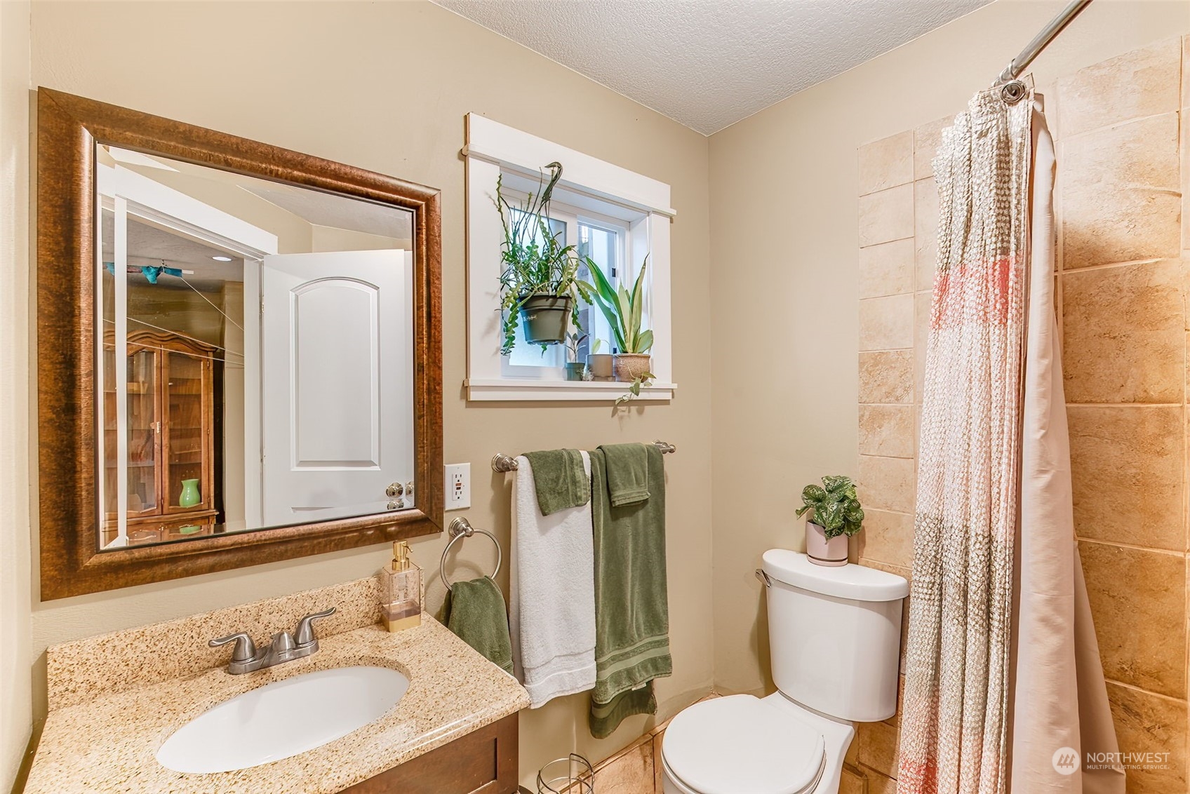 2320 West Castleman Street Longview, WA 98632 - Photo 20 of 36 a bathroom with a toilet sink and mirror