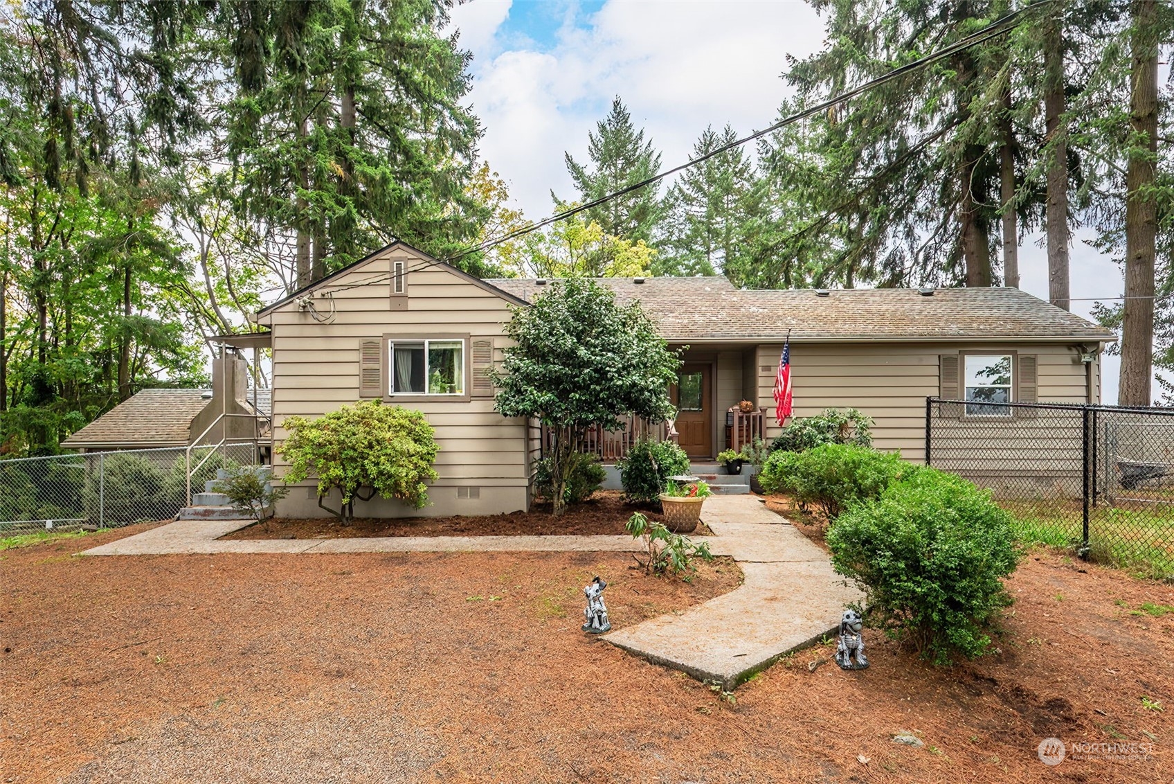 2320 West Castleman Street Longview, WA 98632 - Photo 2 of 36 a front view of a house with a yard