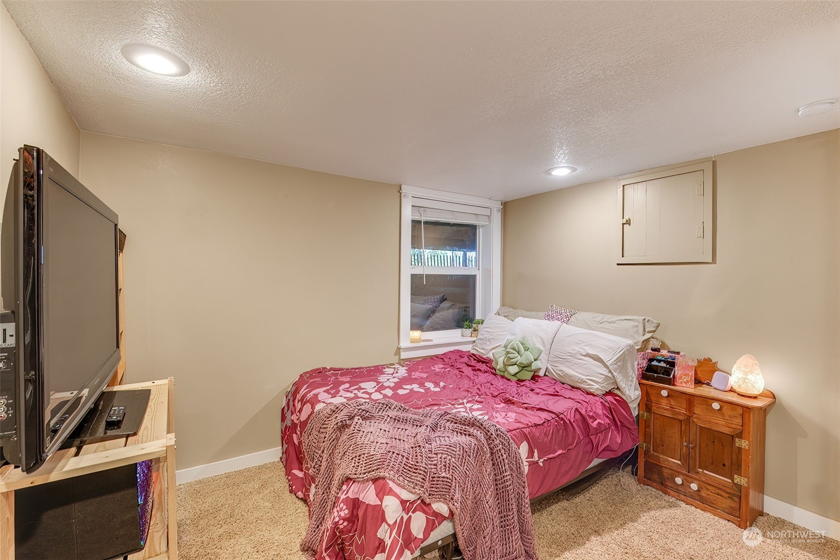 2320 West Castleman Street Longview, WA 98632 - Photo 22 of 36 a bedroom with a bed and a flat screen tv