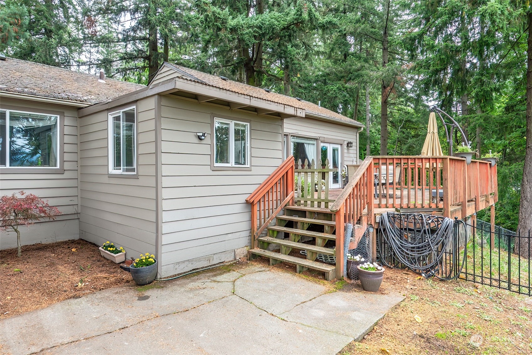 2320 West Castleman Street Longview, WA 98632 - Photo 27 of 36 a view of a house with a yard and wooden fence