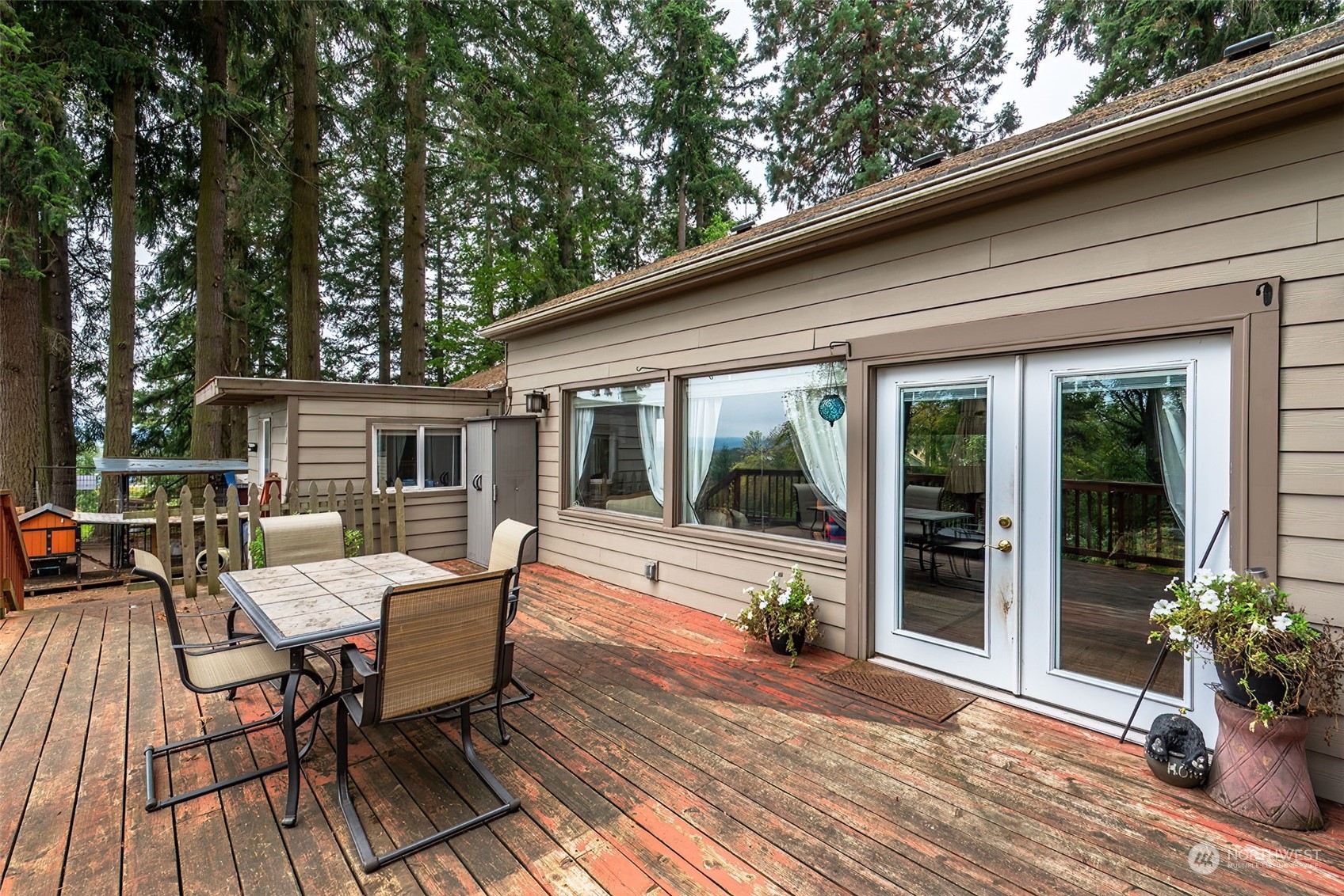 2320 West Castleman Street Longview, WA 98632 - Photo 30 of 36 a view of a patio with table and chairs and potted plants