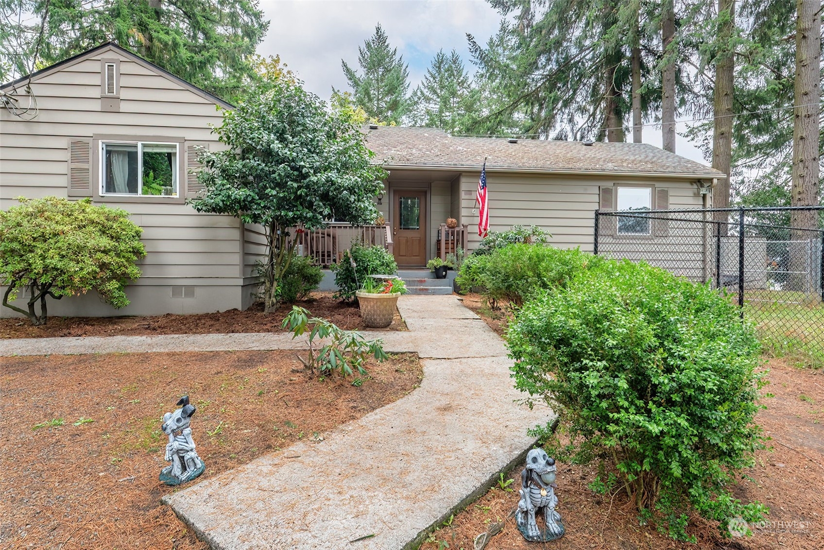 2320 West Castleman Street Longview, WA 98632 - Photo 3 of 36 front view of a house with a yard