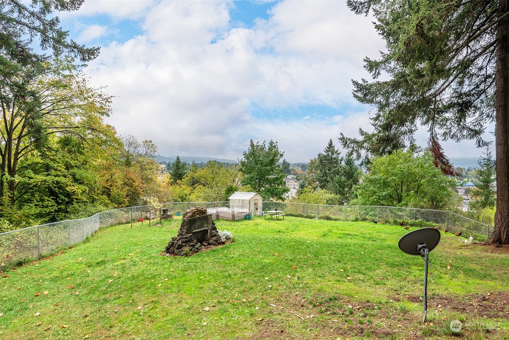 2320 West Castleman Street Longview, WA 98632 - Photo 34 of 36 a backyard of a house with table and chairs