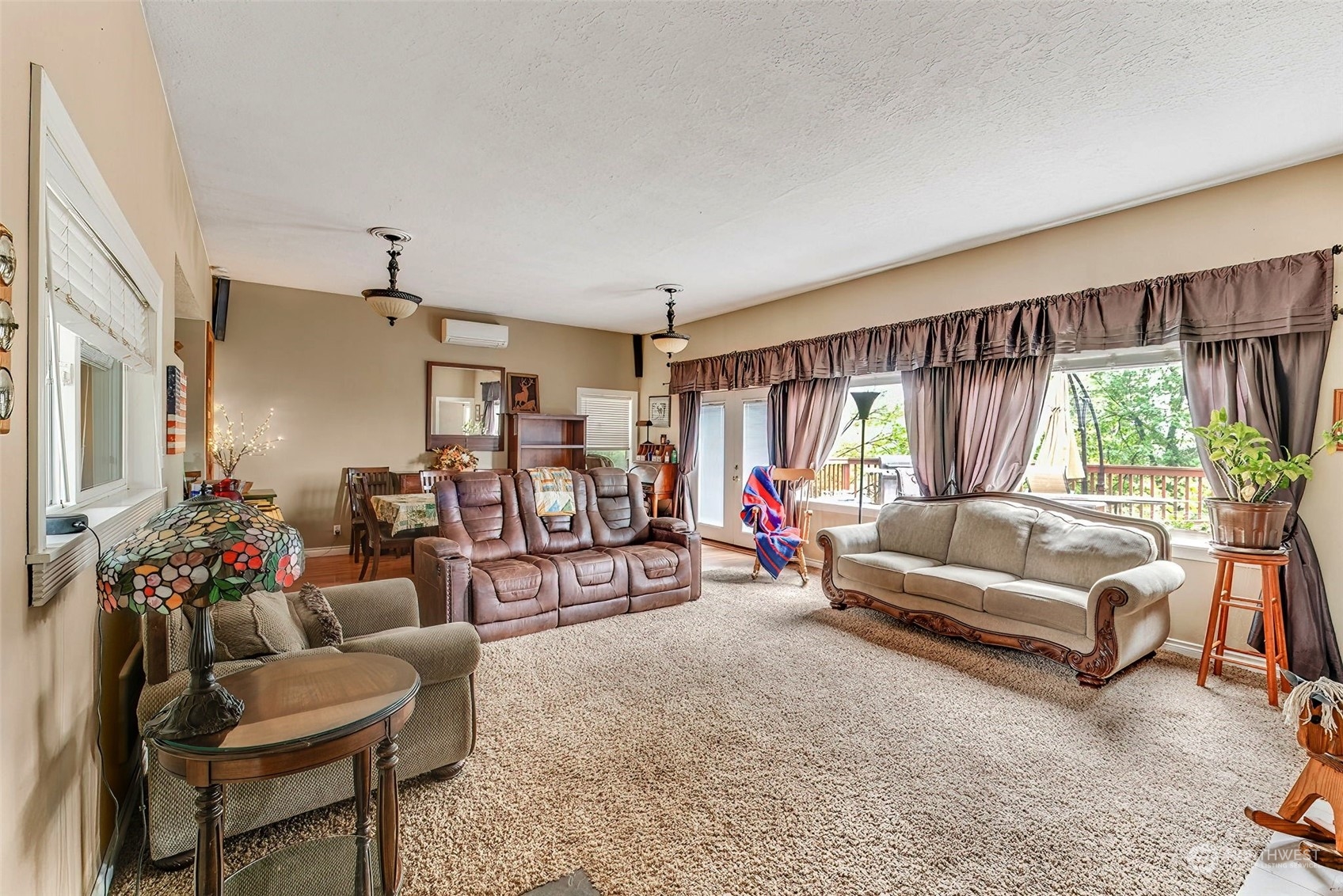 2320 West Castleman Street Longview, WA 98632 - Photo 5 of 36 a living room with furniture and a large window