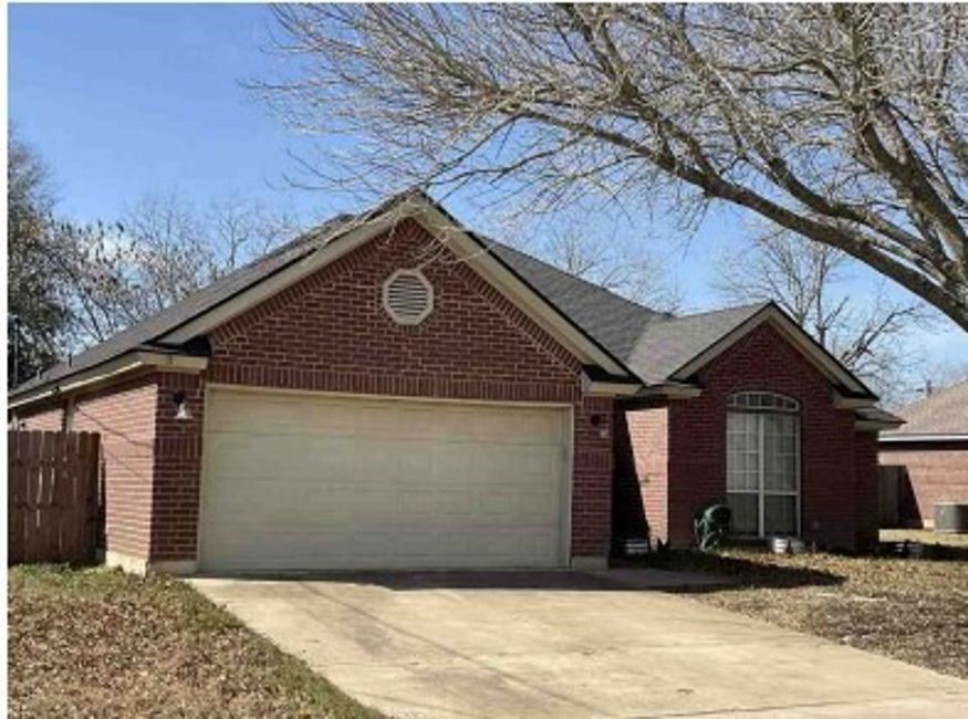 635 Yegua Street Lexington, TX 78947 - Photo 2 of 7 a front view of a house