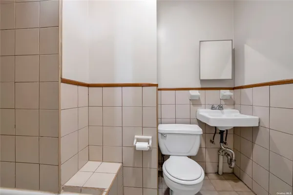 $1,700,000 | 22-19 Steinway Street | Astoria