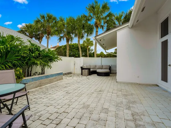 a house with yard and a trees