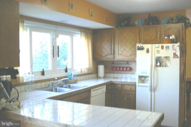 54 Carrollton Road Sterling, VA 20165 - Photo 3 of 11 Kitchen