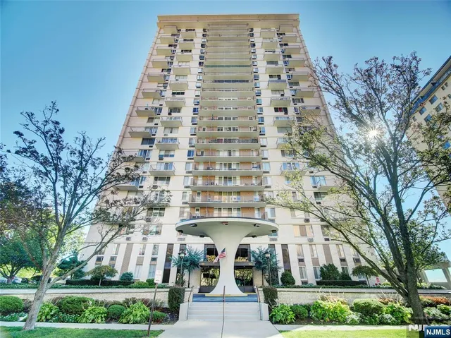 $399,000 | 160 Overlook Avenue, Unit 17C, Hackensack, NJ 07601