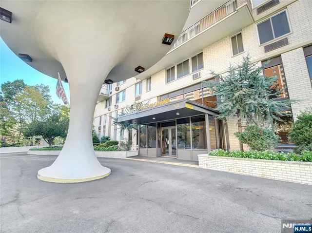 $399,000 | 160 Overlook Avenue, Unit 17C, Hackensack, NJ 07601
