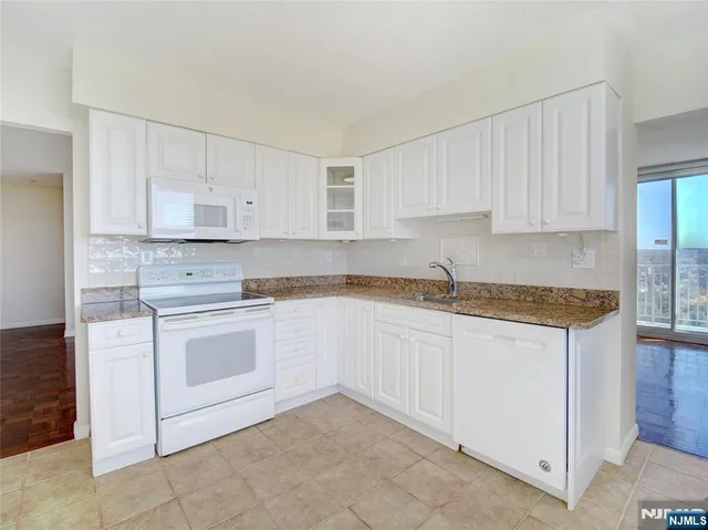 $399,000 | 160 Overlook Avenue, Unit 17C, Hackensack, NJ 07601
