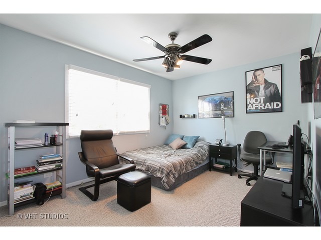 910 Dannet Road Buffalo Grove, IL 60089 - Photo 17 of 25 a living room with furniture
