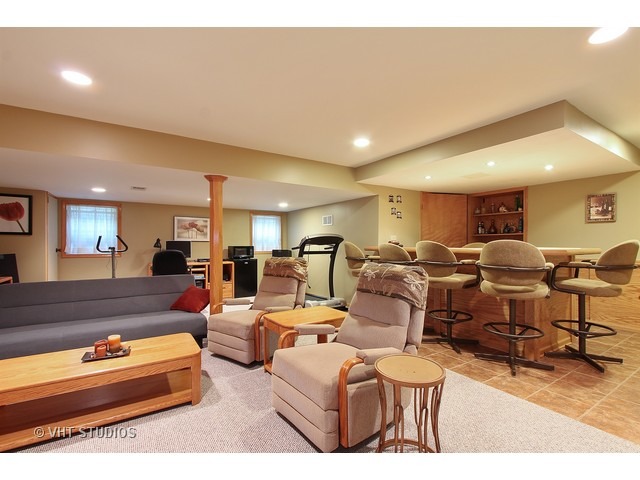 910 Dannet Road Buffalo Grove, IL 60089 - Photo 20 of 25 a living room with lots of furniture and a couch