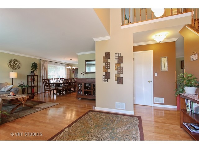 910 Dannet Road Buffalo Grove, IL 60089 - Photo 3 of 25 a view of livingroom with furniture and wooden floor