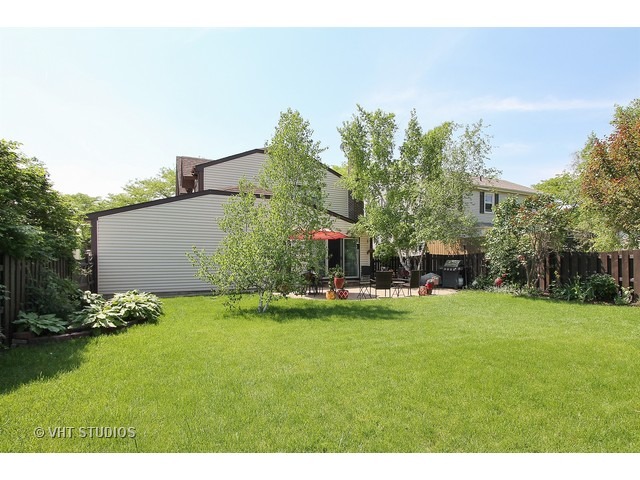 910 Dannet Road Buffalo Grove, IL 60089 - Photo 23 of 25 a backyard of a house with table and chairs