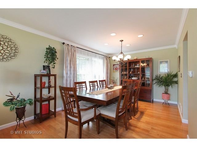 910 Dannet Road Buffalo Grove, IL 60089 - Photo 10 of 25 a dining room with furniture and window