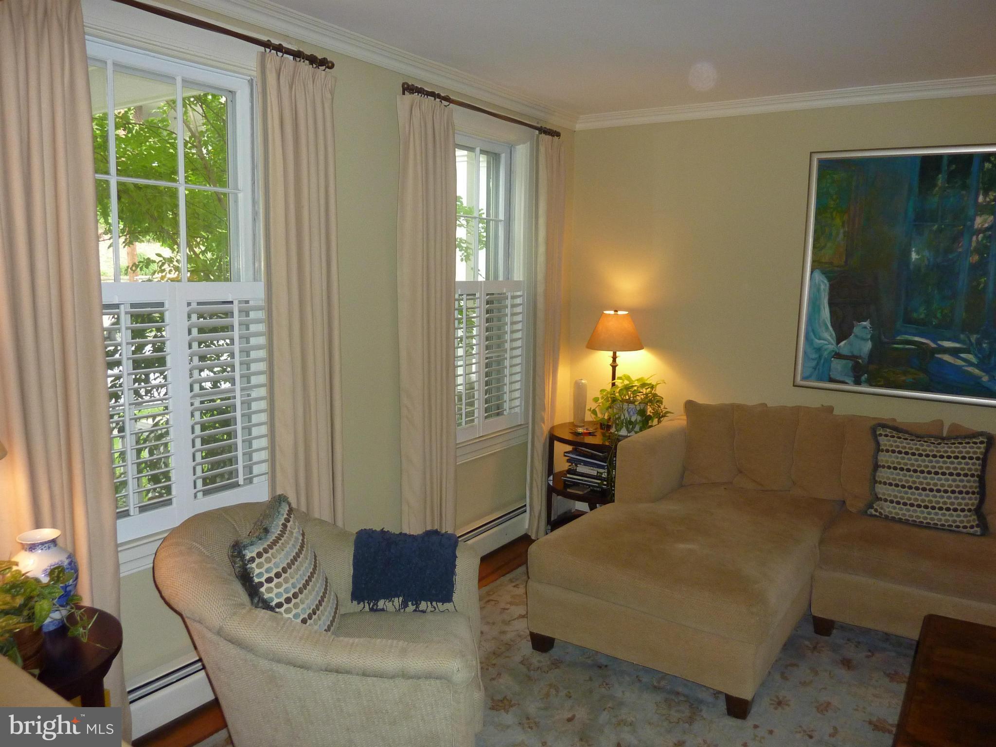 3827 Keswick Road Baltimore, MD 21211 - Photo 8 of 26 Living Room