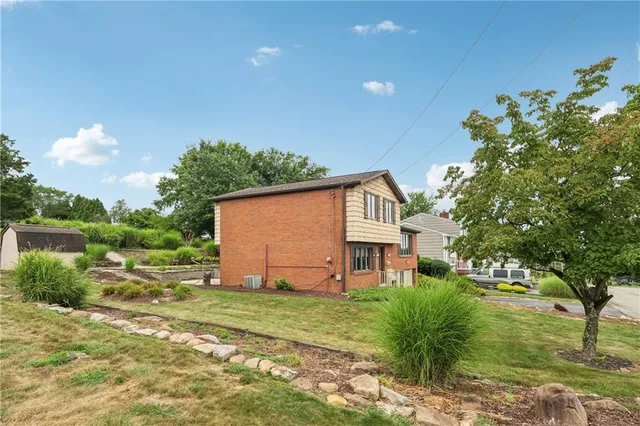 a view of a house with backyard and garden