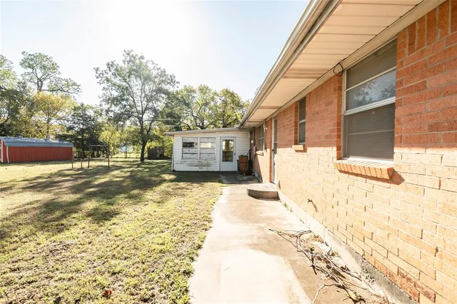 a view of back yard of the house