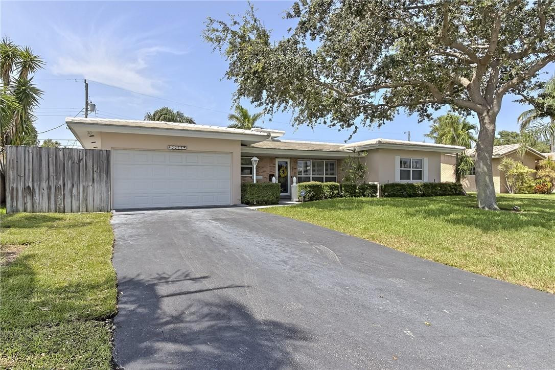 2265 Northeast 37th Court Lighthouse Point, FL 33064 - Photo 32 of 40 Large driveway and large front yard